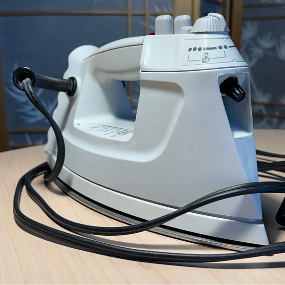 Proctor Silex Auto-off Iron Nonstick Soleplate and Adjustable Steam Spray Blast - Picture 2 of 11